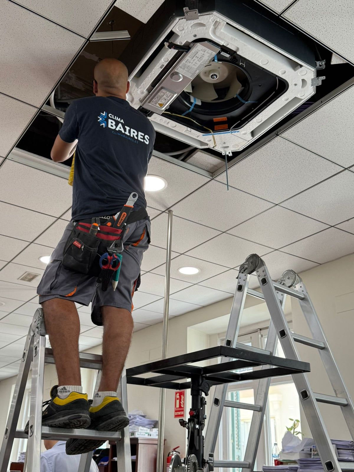 Técnico de Clima Baires instalando un equipo de aire acondicionado
